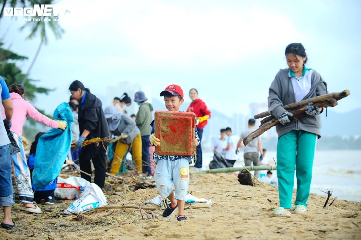 Du khách nước ngoài cùng người dân dọn rác trên biển Nha Trang sau lũ lịch sử - ảnh 20