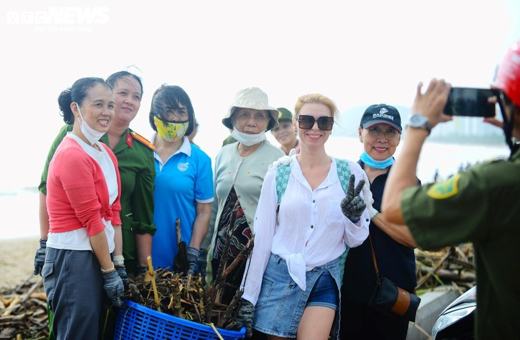 Du khách nước ngoài cùng người dân dọn rác trên biển Nha Trang sau lũ lịch sử - ảnh 25