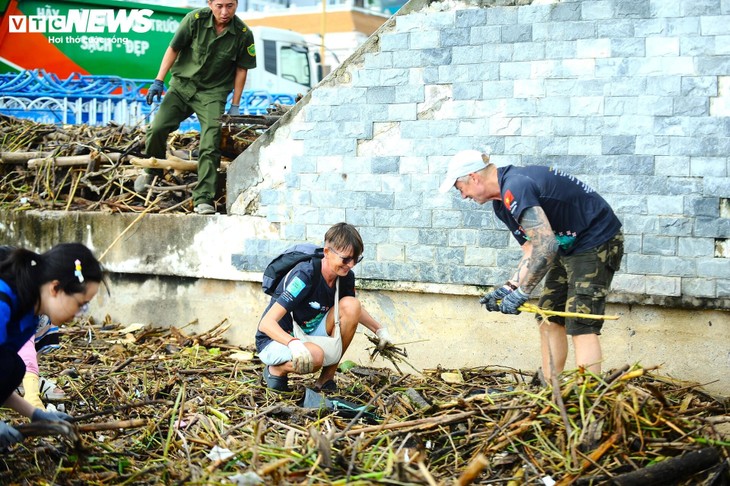 Du khách nước ngoài cùng người dân dọn rác trên biển Nha Trang sau lũ lịch sử - ảnh 4