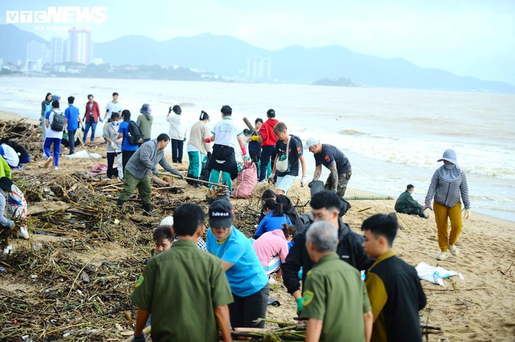 Du khách nước ngoài cùng người dân dọn rác trên biển Nha Trang sau lũ lịch sử - ảnh 7