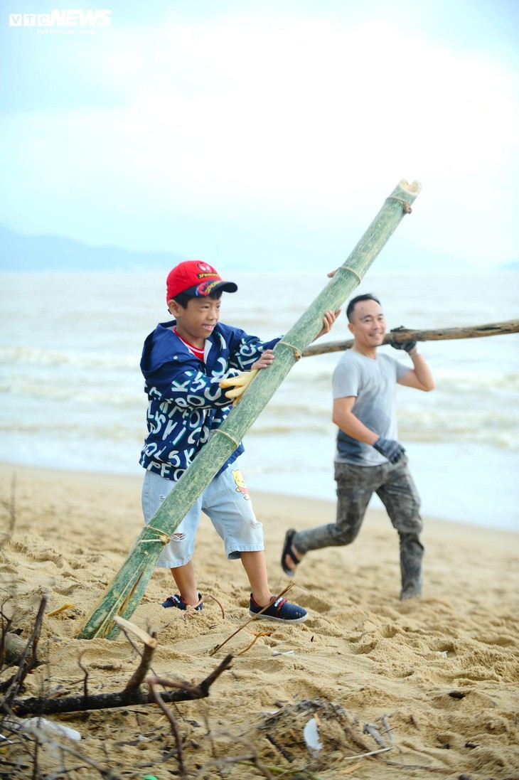 Du khách nước ngoài cùng người dân dọn rác trên biển Nha Trang sau lũ lịch sử - ảnh 8