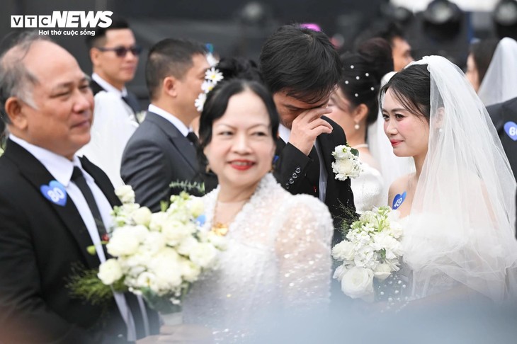 Khoảnh khắc 80 cặp uyên ương cùng tiến vào lễ cưới bên hồ Gươm - ảnh 12