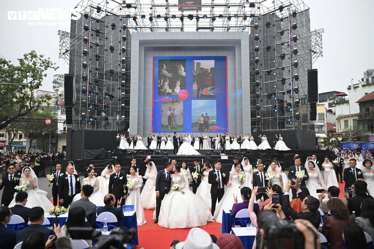 Khoảnh khắc 80 cặp uyên ương cùng tiến vào lễ cưới bên hồ Gươm - ảnh 13