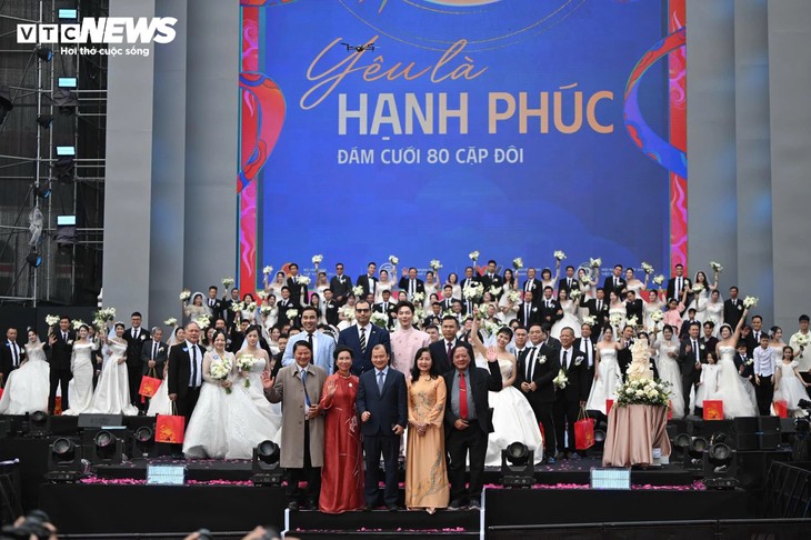 Khoảnh khắc 80 cặp uyên ương cùng tiến vào lễ cưới bên hồ Gươm - ảnh 14