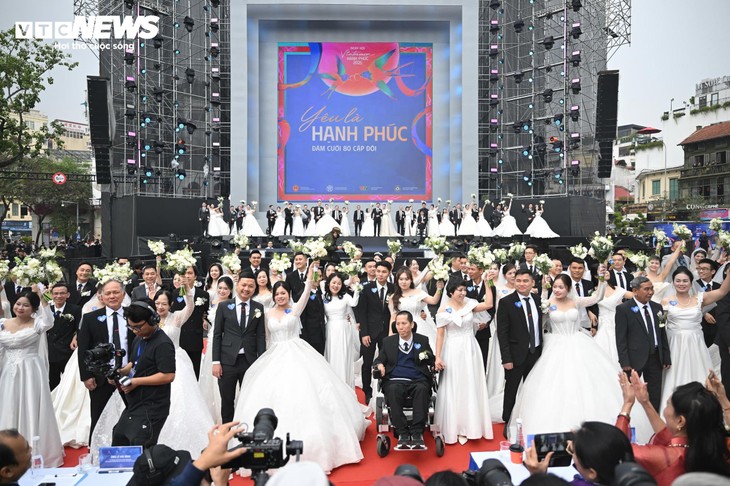 Khoảnh khắc 80 cặp uyên ương cùng tiến vào lễ cưới bên hồ Gươm - ảnh 2