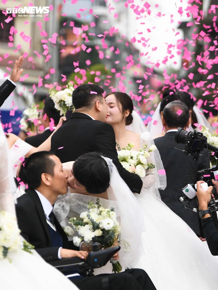 Khoảnh khắc 80 cặp uyên ương cùng tiến vào lễ cưới bên hồ Gươm - ảnh 4