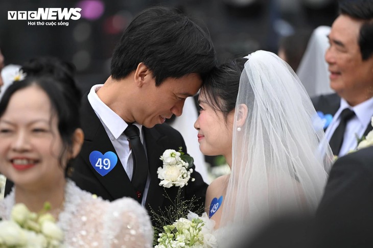 Khoảnh khắc 80 cặp uyên ương cùng tiến vào lễ cưới bên hồ Gươm - ảnh 8