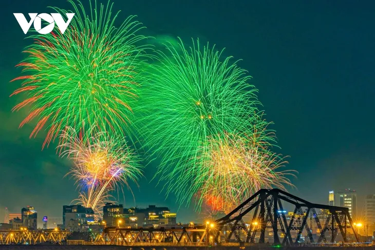 Hà Nội rực rỡ pháo hoa, biển người chào đón năm mới 2026 - ảnh 6