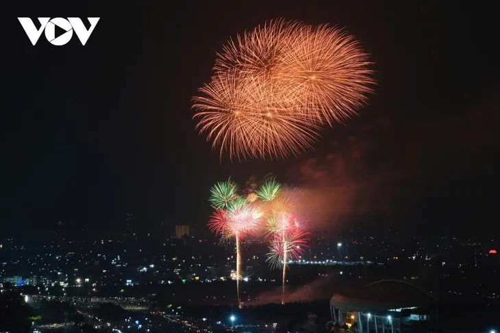 Hà Nội rực rỡ pháo hoa, biển người chào đón năm mới 2026 - ảnh 7