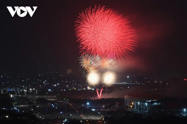 Hà Nội rực rỡ pháo hoa, biển người chào đón năm mới 2026 - ảnh 8