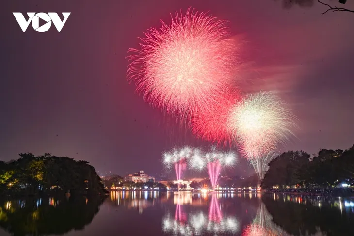 Hà Nội rực rỡ pháo hoa, biển người chào đón năm mới 2026 - ảnh 2