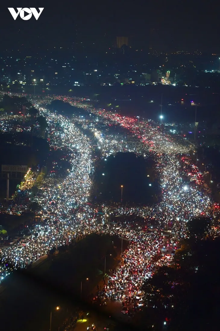 Hà Nội rực rỡ pháo hoa, biển người chào đón năm mới 2026 - ảnh 15