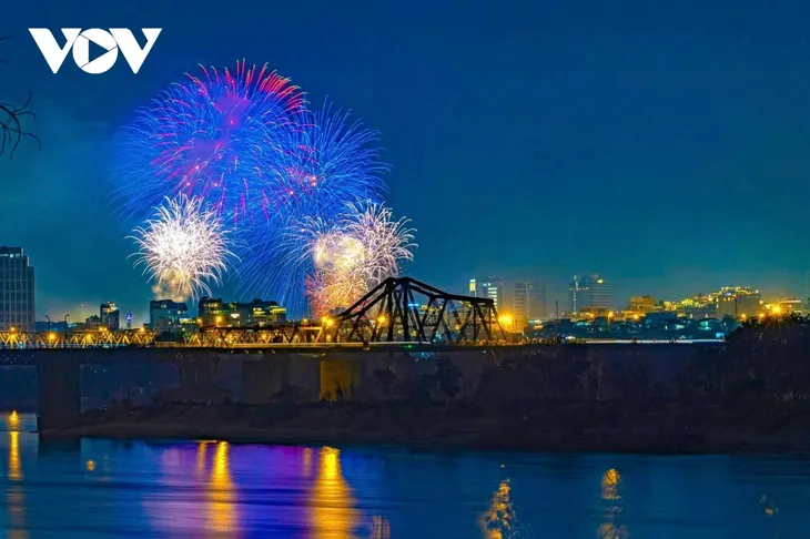 Hà Nội rực rỡ pháo hoa, biển người chào đón năm mới 2026 - ảnh 5