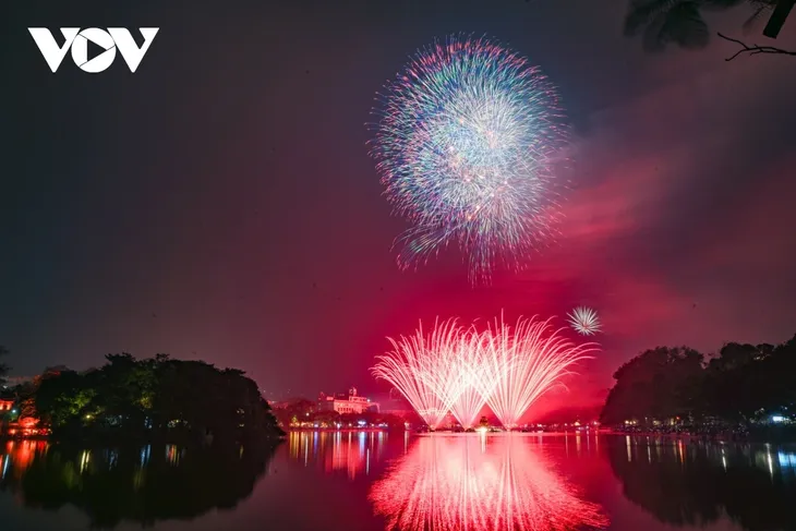 Hà Nội rực rỡ pháo hoa, biển người chào đón năm mới 2026 - ảnh 1