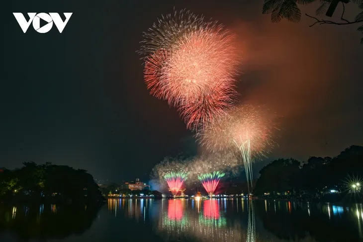 Hà Nội rực rỡ pháo hoa, biển người chào đón năm mới 2026 - ảnh 3