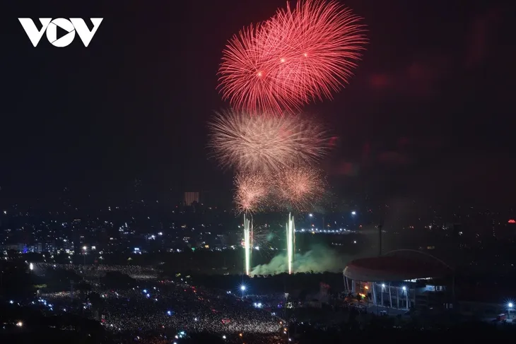 Hà Nội rực rỡ pháo hoa, biển người chào đón năm mới 2026 - ảnh 10