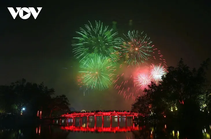 Hà Nội rực rỡ pháo hoa, biển người chào đón năm mới 2026 - ảnh 4