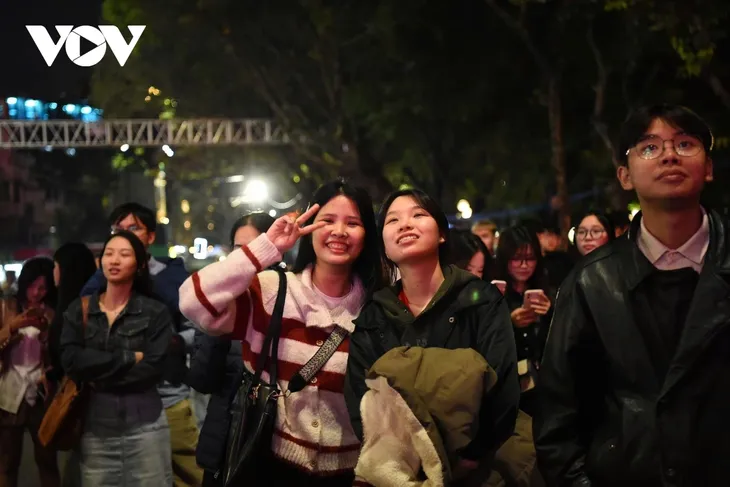 Hà Nội rực rỡ pháo hoa, biển người chào đón năm mới 2026 - ảnh 12