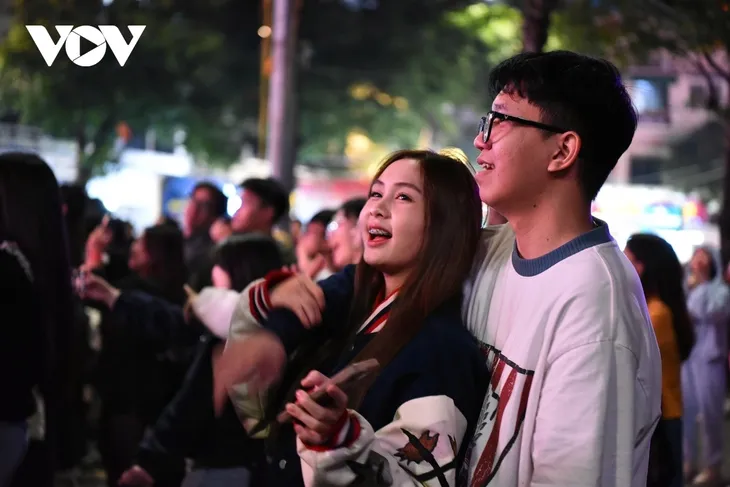 Hà Nội rực rỡ pháo hoa, biển người chào đón năm mới 2026 - ảnh 14