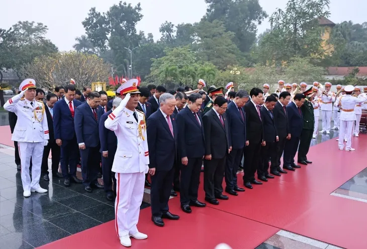 Lãnh đạo Đảng, Nhà nước và các đại biểu dự Đại hội XIV vào Lăng viếng Chủ tịch Hồ Chí Minh - ảnh 5