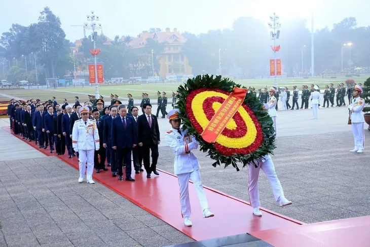 Lãnh đạo Đảng, Nhà nước và các đại biểu dự Đại hội XIV vào Lăng viếng Chủ tịch Hồ Chí Minh - ảnh 2