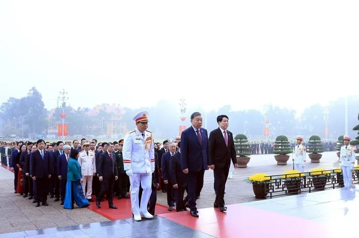 Lãnh đạo Đảng, Nhà nước và các đại biểu dự Đại hội XIV vào Lăng viếng Chủ tịch Hồ Chí Minh - ảnh 3