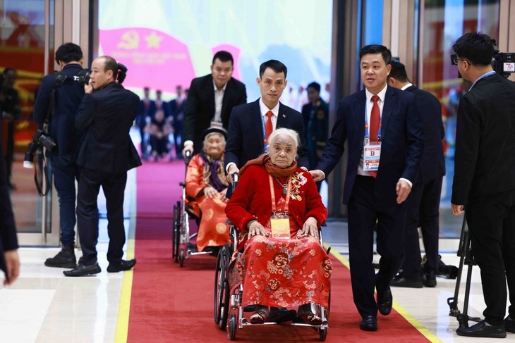 Các đại biểu đến dự lễ khai mạc Đại hội lần thứ XIV của Đảng - ảnh 11