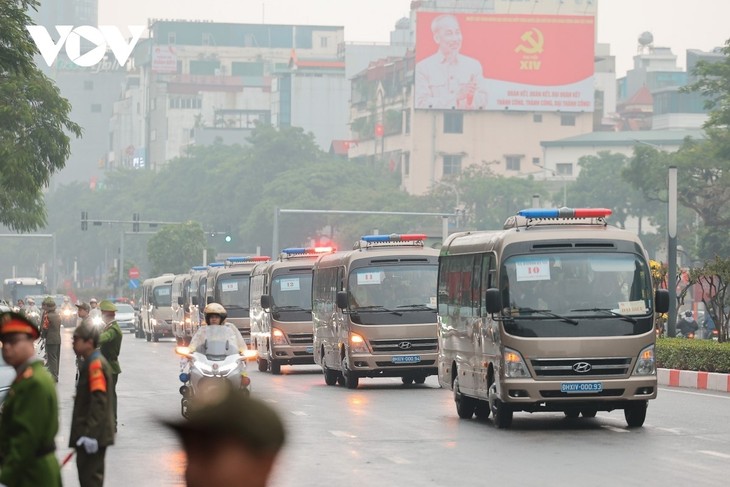 Các đại biểu đến dự lễ khai mạc Đại hội lần thứ XIV của Đảng - ảnh 1