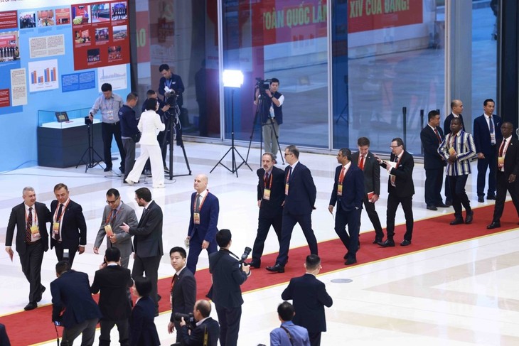 Các đại biểu đến dự lễ khai mạc Đại hội lần thứ XIV của Đảng - ảnh 2