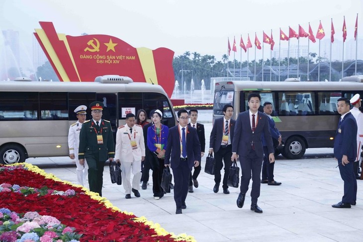 Các đại biểu đến dự lễ khai mạc Đại hội lần thứ XIV của Đảng - ảnh 6