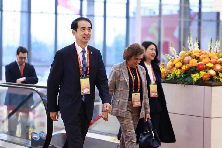 Các đại biểu đến dự lễ khai mạc Đại hội lần thứ XIV của Đảng - ảnh 8