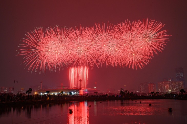 Pháo hoa rực sáng trên bầu trời Thủ đô chào mừng thành công Đại hội XIV của Đảng - ảnh 11