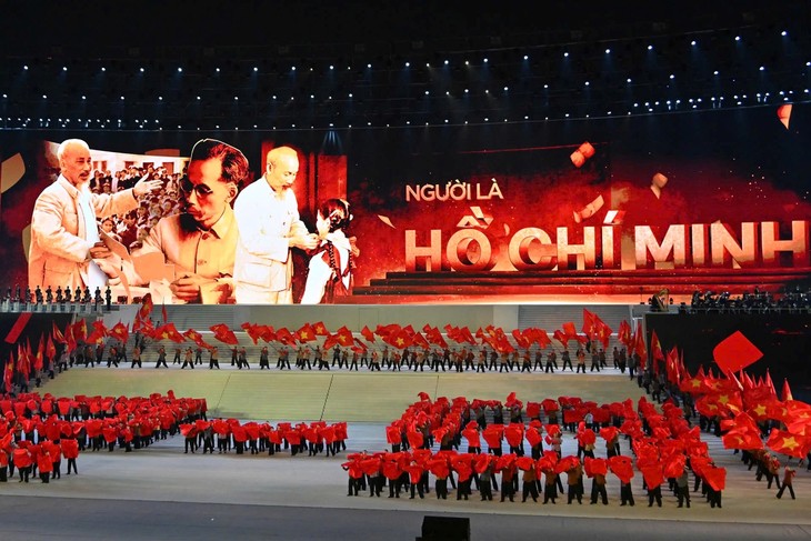 Pháo hoa rực sáng trên bầu trời Thủ đô chào mừng thành công Đại hội XIV của Đảng - ảnh 2