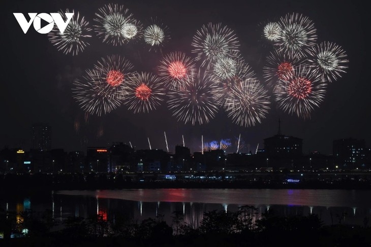 Pháo hoa rực sáng trên bầu trời Thủ đô chào mừng thành công Đại hội XIV của Đảng - ảnh 9