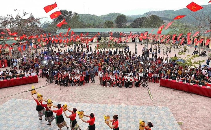 Không khí Tết rộn ràng khắp Việt Nam - ảnh 13