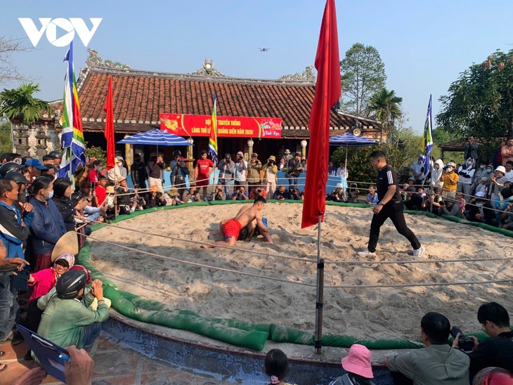 Tưng bừng khai hội vật làng Thủ Lễ đầu Xuân tại Huế - ảnh 6