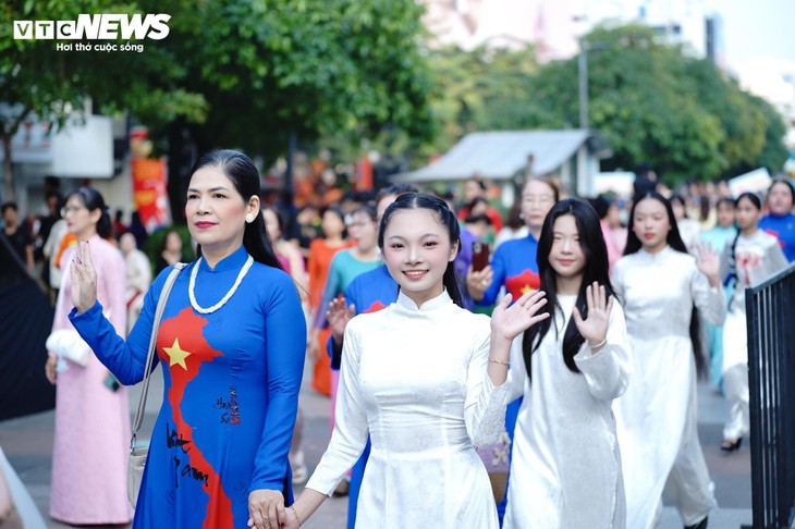 3.000 người đồng diễn áo dài trên phố đi bộ Nguyễn Huệ ngày 8/3 - ảnh 11