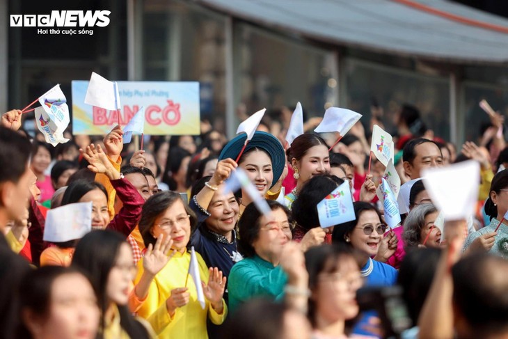 3.000 người đồng diễn áo dài trên phố đi bộ Nguyễn Huệ ngày 8/3 - ảnh 1