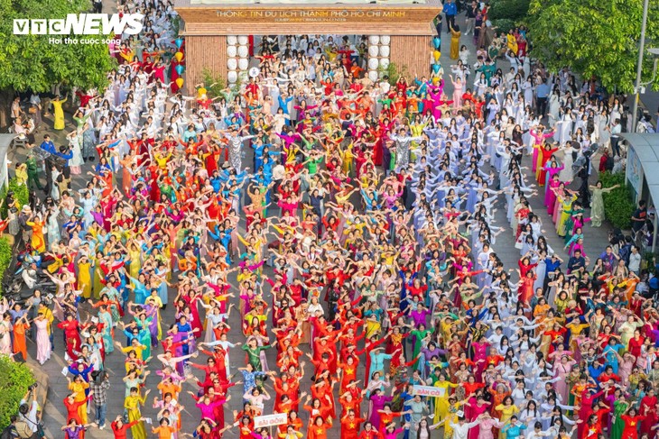 3.000 người đồng diễn áo dài trên phố đi bộ Nguyễn Huệ ngày 8/3 - ảnh 3