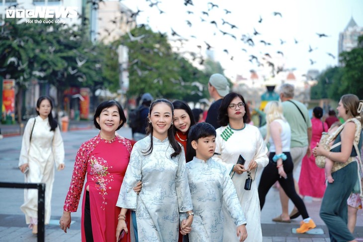 3.000 người đồng diễn áo dài trên phố đi bộ Nguyễn Huệ ngày 8/3 - ảnh 4