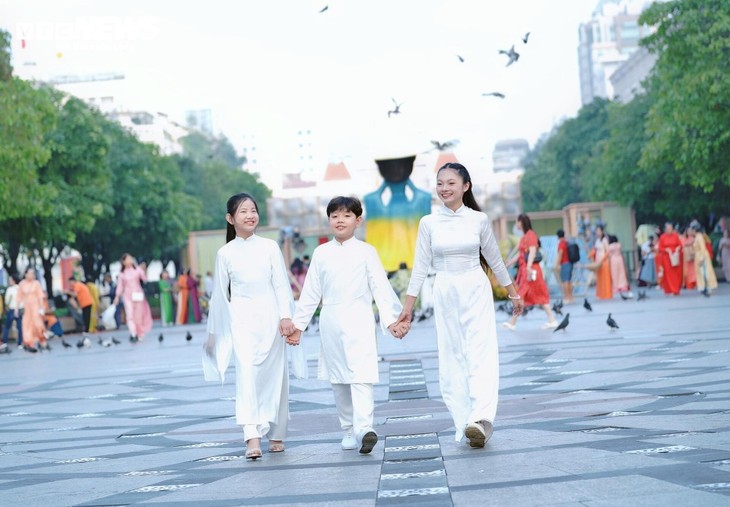 3.000 người đồng diễn áo dài trên phố đi bộ Nguyễn Huệ ngày 8/3 - ảnh 7