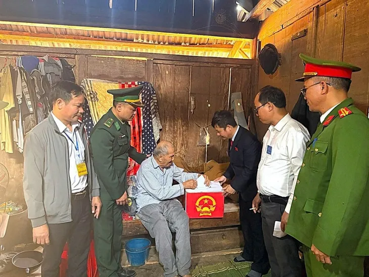 Toàn cảnh ngày bầu cử 15/3: Những hình ảnh xúc động từ khắp mọi miền - ảnh 22