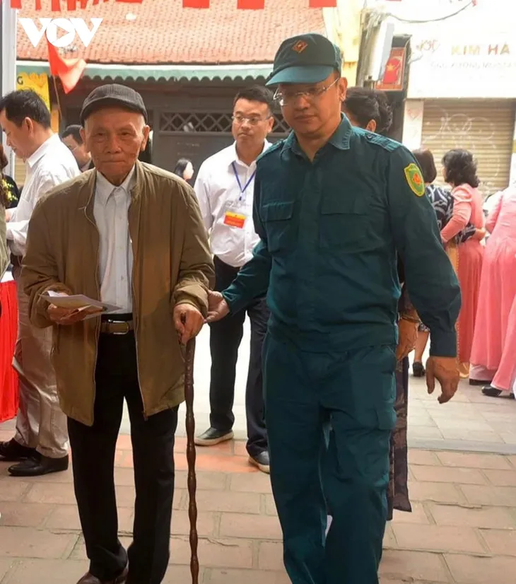 Toàn cảnh ngày bầu cử 15/3: Những hình ảnh xúc động từ khắp mọi miền - ảnh 12