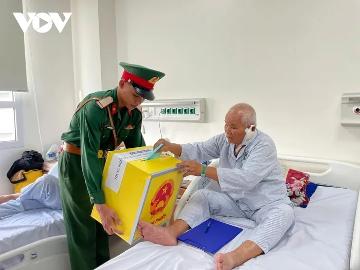 Toàn cảnh ngày bầu cử 15/3: Những hình ảnh xúc động từ khắp mọi miền - ảnh 17