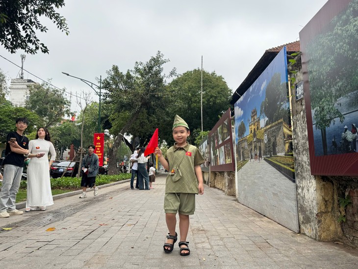 Rực rỡ cờ hoa - Người dân Hà Nội tưng bừng chào mừng 50 năm Ngày Giải phóng miền Nam, thống nhất đất nước - ảnh 11