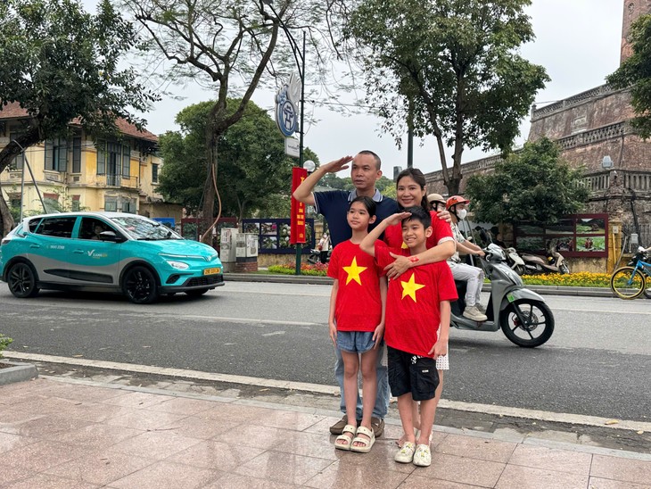 Rực rỡ cờ hoa - Người dân Hà Nội tưng bừng chào mừng 50 năm Ngày Giải phóng miền Nam, thống nhất đất nước - ảnh 3