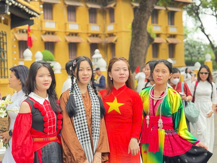 Rực rỡ cờ hoa - Người dân Hà Nội tưng bừng chào mừng 50 năm Ngày Giải phóng miền Nam, thống nhất đất nước - ảnh 9