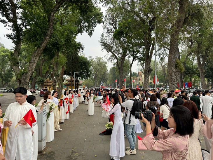 Rực rỡ cờ hoa - Người dân Hà Nội tưng bừng chào mừng 50 năm Ngày Giải phóng miền Nam, thống nhất đất nước - ảnh 8