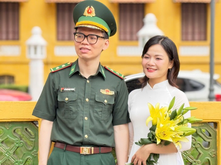 Rực rỡ cờ hoa - Người dân Hà Nội tưng bừng chào mừng 50 năm Ngày Giải phóng miền Nam, thống nhất đất nước - ảnh 2