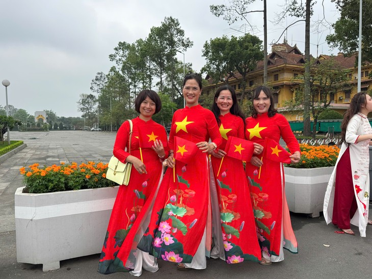 Rực rỡ cờ hoa - Người dân Hà Nội tưng bừng chào mừng 50 năm Ngày Giải phóng miền Nam, thống nhất đất nước - ảnh 6